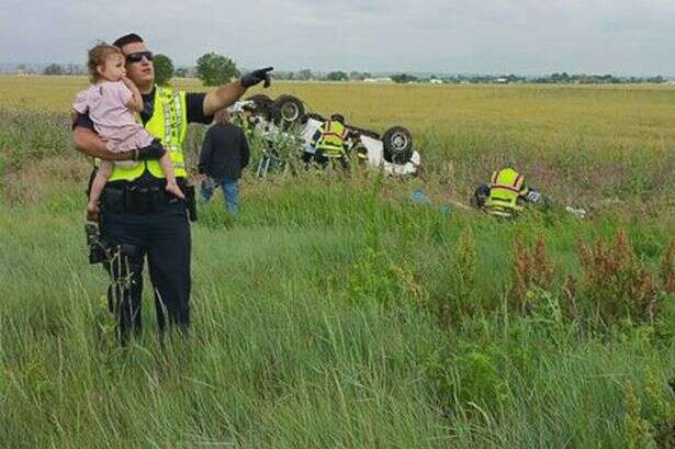 Foto comovente mostra policial que distrai criança após sua família sofrer acidente fatal em rodovia