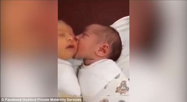 Vídeo fofo mostra momento em que recém-nascido faminto usa rosto de outro bebê para mamar