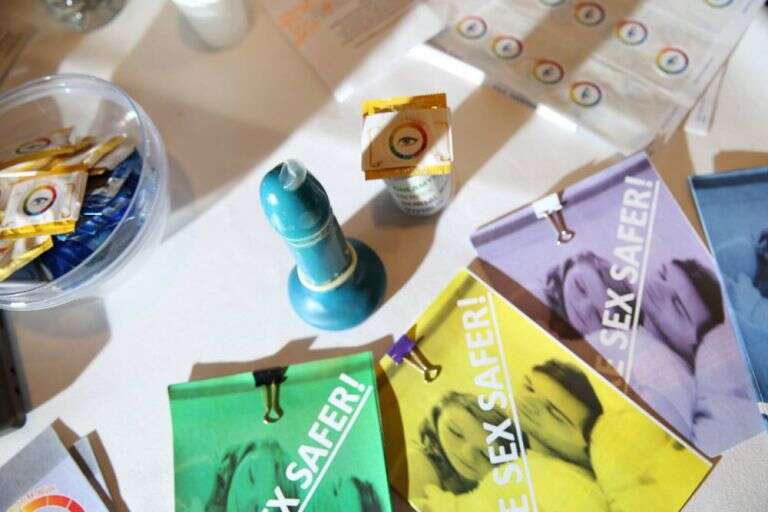 Adolescentes criam preservativo que muda de cor ao detectar Doença Sexualmente Transmissível