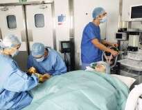 Paciente processa anestesista após gravar pelo celular atitude surpreendente do profissional enquanto ele estava sedado