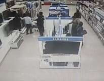 Mulher rouba TV em loja e sai com aparelho escondido no meio das pernas