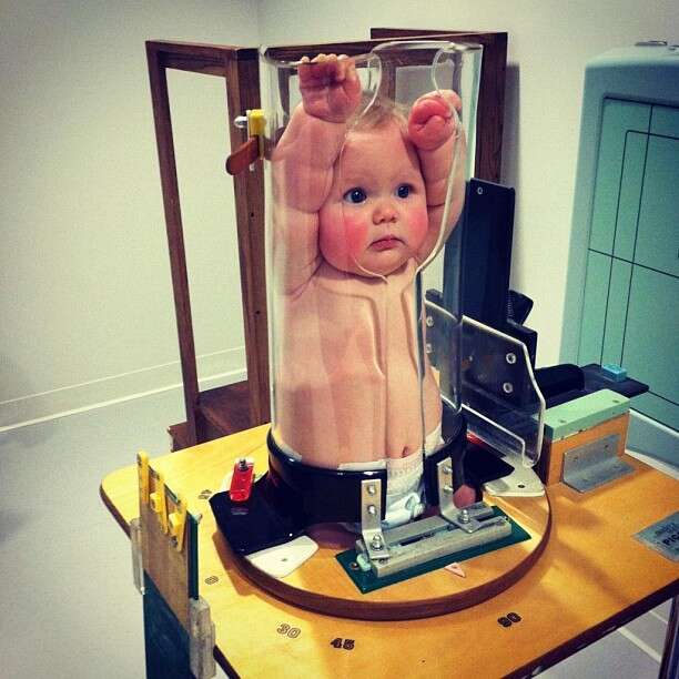 Imagem de bebê espremido em tubo transparente repercute na internet