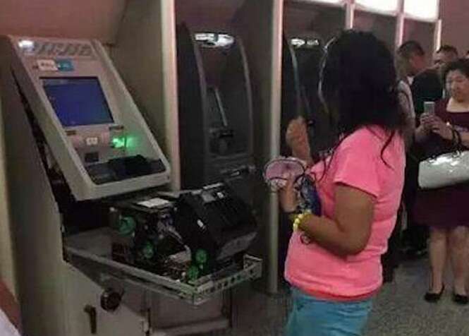 Mulher destrói caixa eletrônico após alegar que máquina engoliu seu cartão