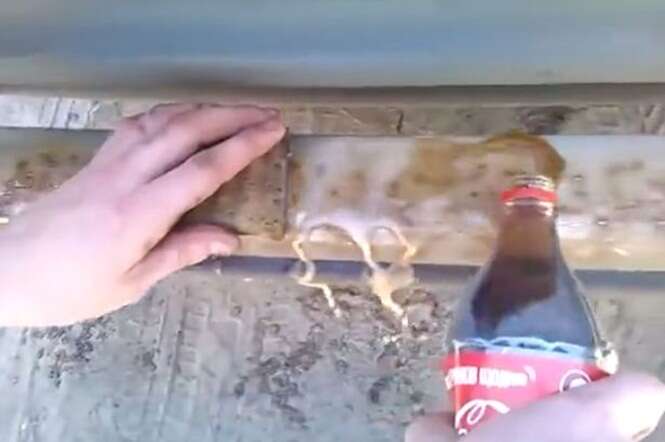 Vídeo mostrando Coca-Cola tirando ferrugem de para-choque de carro velho repercute na web