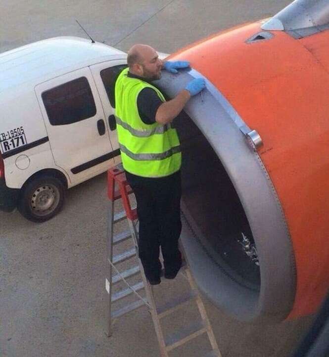 Passageiro fica chocado ao ver funcionário de aeroporto usando fita para colar turbina de avião