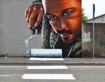 Artista de rua italiano impressiona criando pinturas que interagem com ambiente