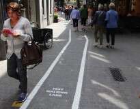 Cidade na Bélgica cria faixa em calçada para pedestres que circulam digitando no celular