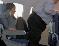 Passageiro processa companhia aérea por dores nas costas após fazer viagem ao lado de homem obeso