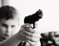 Menino de 3 anos se mata ao atirar na cabeça com arma encontrada em quarto
