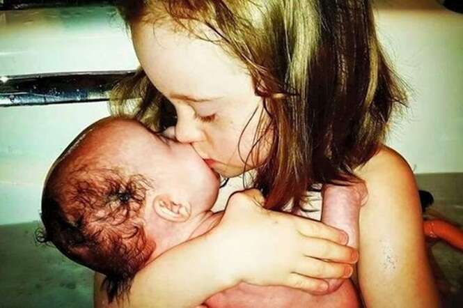 Imagem perfeita mostra amor de menina com Síndrome de Down beijando irmã