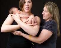 Recém-nascido faz necessidades fisiológicas nos braços da mãe durante sessão de fotos e imagem se torna viral