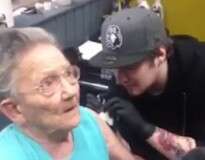 Vovó de 79 anos faz sucesso na web após fazer sua primeira tatuagem