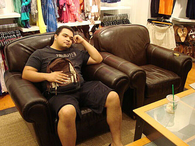 Homem esperando mulher durante as compras