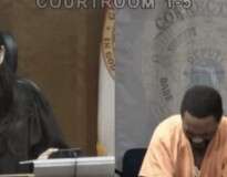 Homem preso por roubo chora em tribunal ao perceber que juíza havia sido sua colega na escola