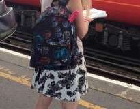 Imagem de objeto comprido e misterioso saindo de mochila de jovem em estação de trem repercute no Facebook