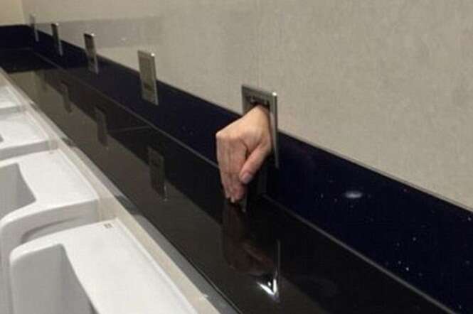 Passageiro leva enorme susto ao ver mão humana surgir em parede de urinol