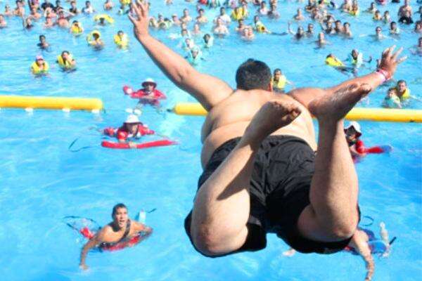 Pessoas que não sabem como mergulhar em piscinas