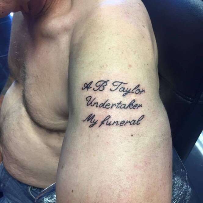 Doente sem família, com apenas 6 meses de vida, tatua nome de funerária no braço para que seja levado a ela quando morrer