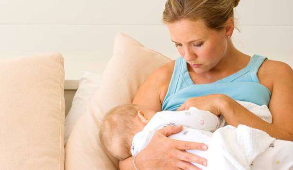 Guarda de segurança puxa bebê do peito da mãe para impedir que ela continuasse amamentando em loja na Inglaterra