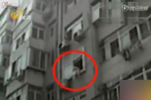 Menina ameaça se suicidar no 4º andar de prédio enquanto pai grita furioso a provocando para pular