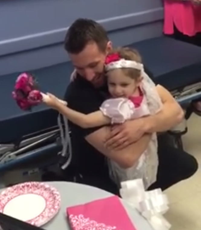 Menina de 4 anos que sofre de leucemia “se casa” com enfermeiro favorito em hospital