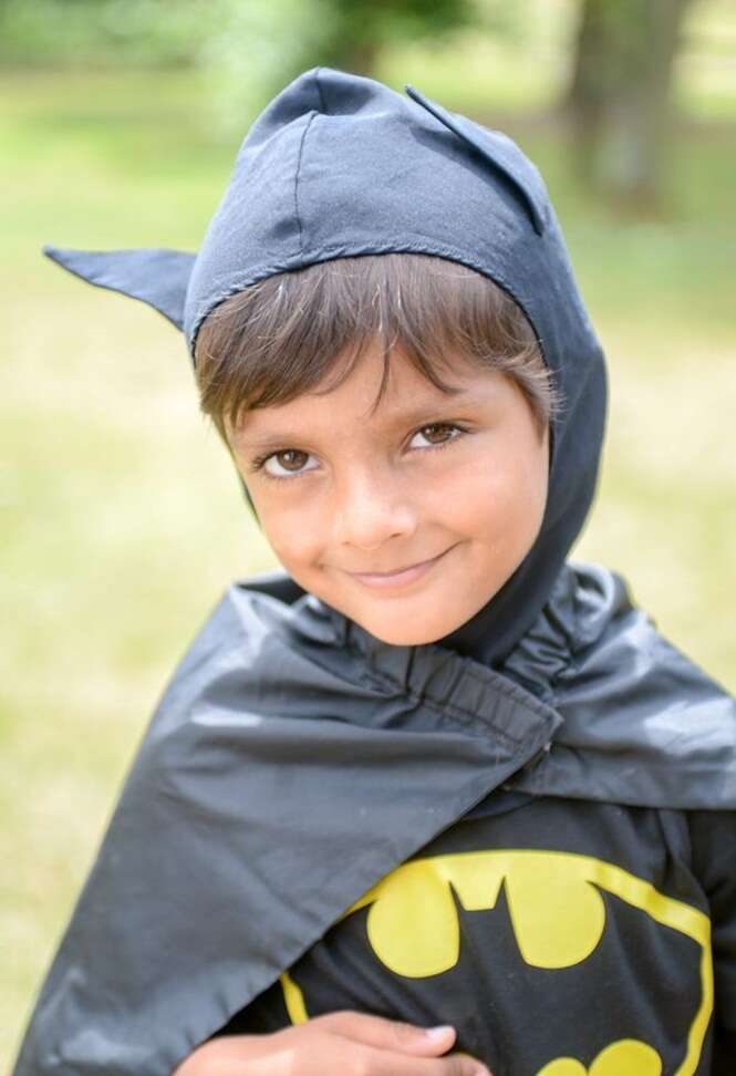 Menino de 5 anos fantasiado como Batman salva bebê preso dentro de carro