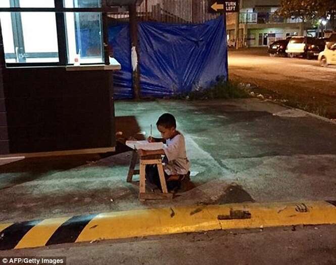 Menino morador de rua flagrado usando iluminação de restaurante para estudar ganha doações generosas e doa parte do valor para pessoas carentes 