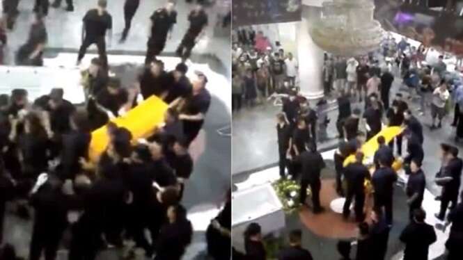 Familiares fazem velório dentro de shopping em protesto contra morte de mulher em escada rolante