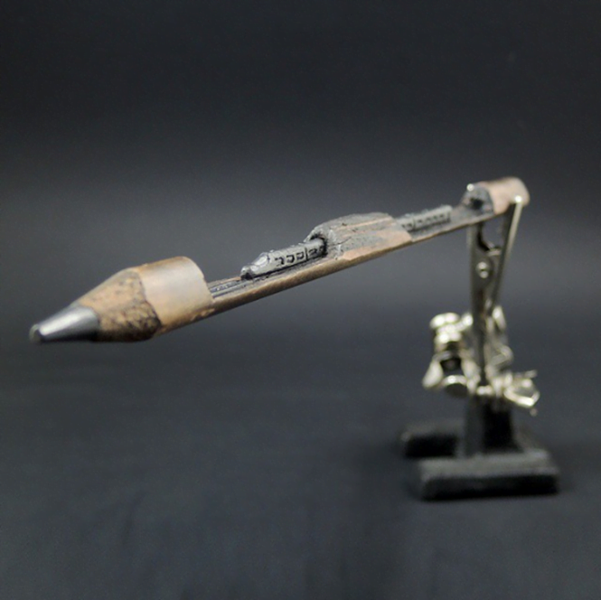 Minúsculas esculturas feitas na ponta do lápis