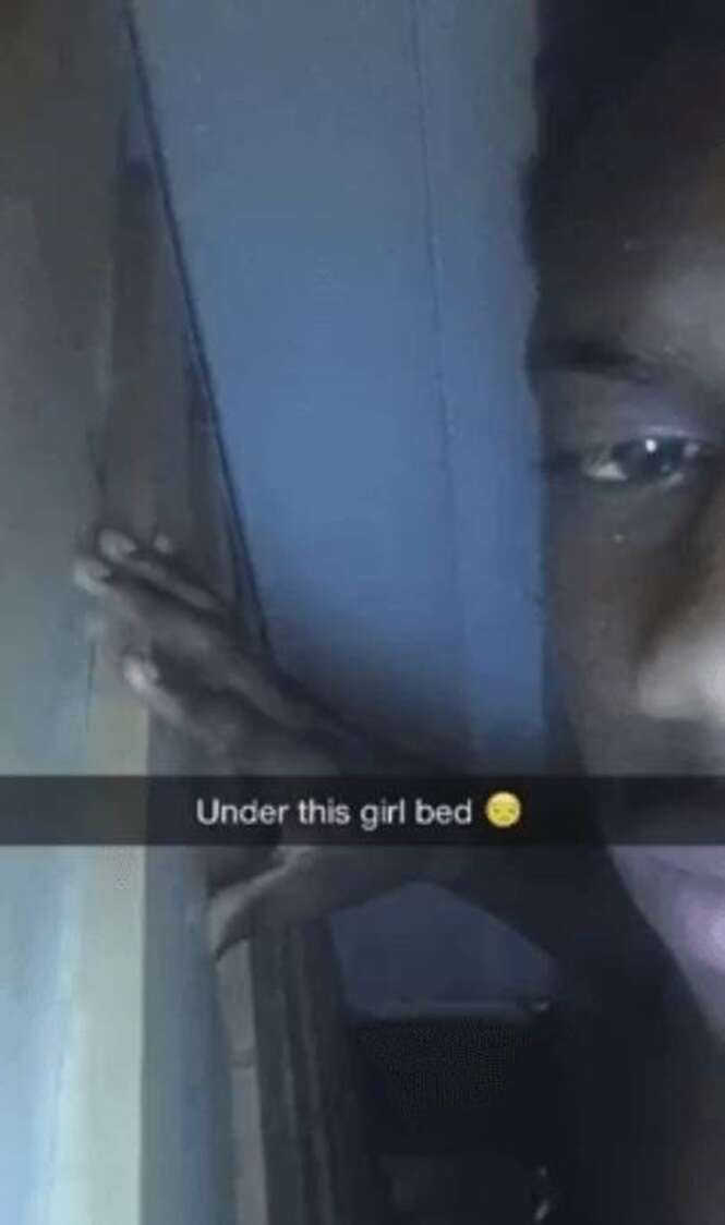 Rapaz fotografa momento em que se escondia da mãe de sua namorada debaixo da cama