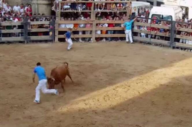 Vídeo impressionante mostra trágico momento em que homem é chifrado por touro e morre