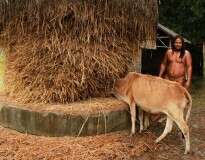 Agricultor vive nu há quase 40 anos por ser alérgico a usar roupas