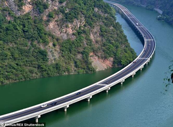China inaugura linda estrada feita sobre rio