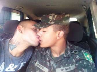 Cabo do Exército Brasileiro posta foto beijando outro homem e causa polêmica no Facebook