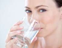 Beber água antes do almoço ajuda a perder peso, revela estudo
