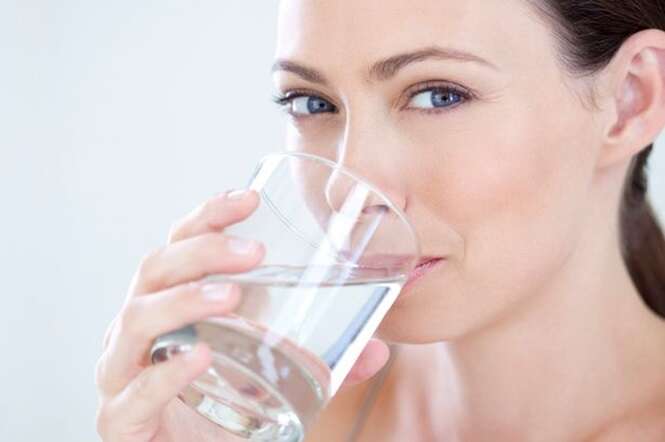 Beber água antes do almoço ajuda a perder peso