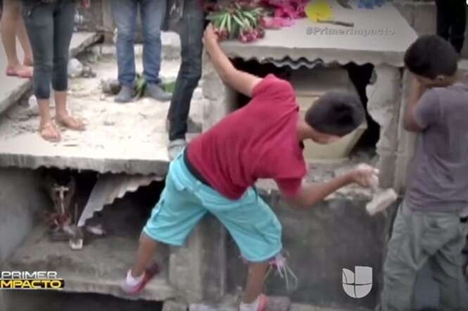 Vídeo chocante mostra momento em que adolescente acorda dentro de caixão em sepultura fechada antes de falecer novamente