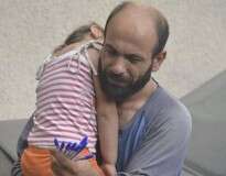 Imagem de pai sírio refugiado vendendo canetas enquanto carregava filha no colo comove internautas