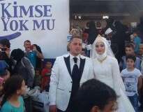 Recém-casados decidem oferecer toda comida da festa para 4 mil refugiados sírios na Turquia