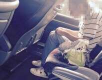 Homem é fotografado injetando droga no próprio braço dentro de ônibus enquanto passageiros assistem horrorizados à cena