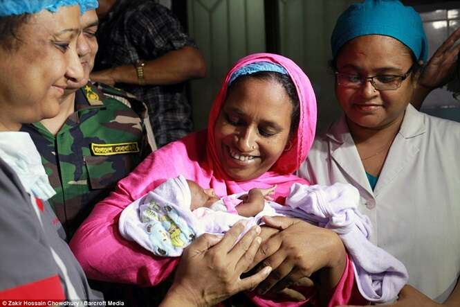 Imagens comoventes mostram encontro de mãe com bebê pela primeira vez