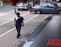 Vídeo flagra momento em que motorista atropela e passa por cima de criança na China