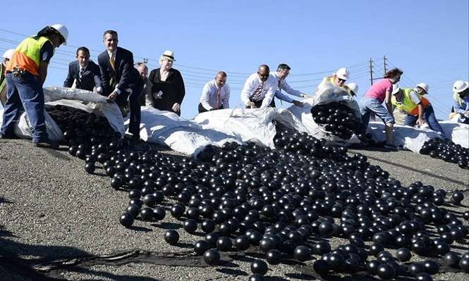 Prefeitura de Los Angeles joga milhares de bolas plásticas para conter evaporação de água em seus reservatórios