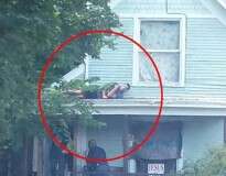 Suspeito se esconde da polícia no telhado de casa e imagem se torna viral na web