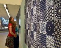 Artista corta milhares de tiras de papel para criar tapetes incríveis