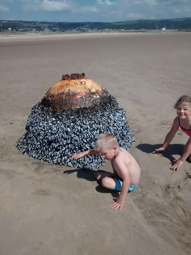 Pai permite que filhos brinquem com bomba não detonada em praia