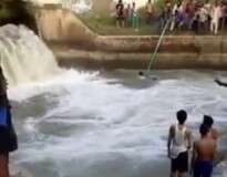 Fiéis quebram protocolo religioso e tiram turbante para usá-los como corda e resgatar homens que se afogavam em rio