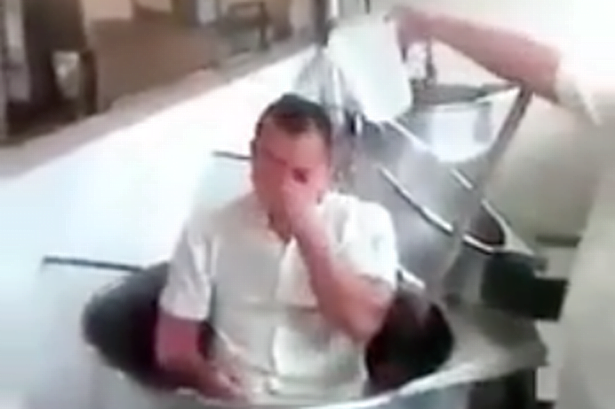 Funcionários de hospital gravam vídeo enquanto tomavam banho em panela usada para preparar refeições de pacientes