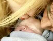 Pais se despedem de bebê morto em parto e acusam funcionários de hospital de realizarem, em pânico, o procedimento