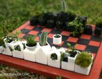 Já pensou criar um jogo de xadrez para o jardim usando pequenos vasos de flores?